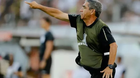 Jara mira hacia adelante