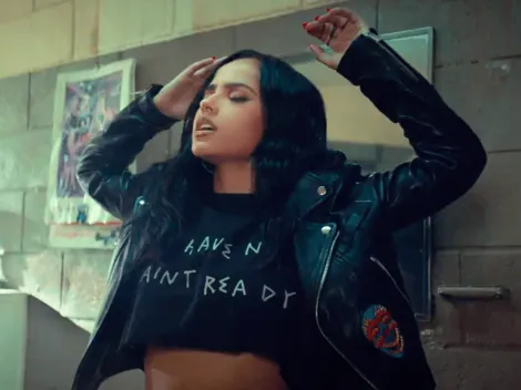 Becky G se aleja del reggaetón convirtiéndose en motoquera