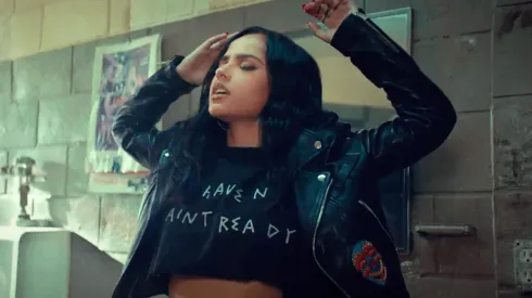 Becky G vuelve a cantar en inglés en esta oportunidad.