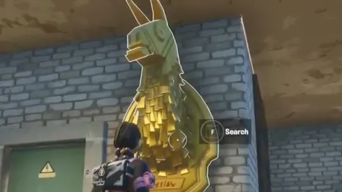 Es imposible no mirar la Llama Dorada de Midas.