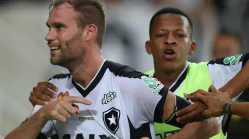 Joel Carli gritando un gol con Botafogo