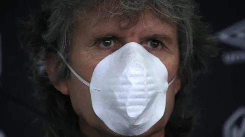 Un golpeado Daniel Morón en conferencia por la crisis en Colo Colo.