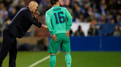 Zinedine Zidane dándole instrucciones a James Rodríguez