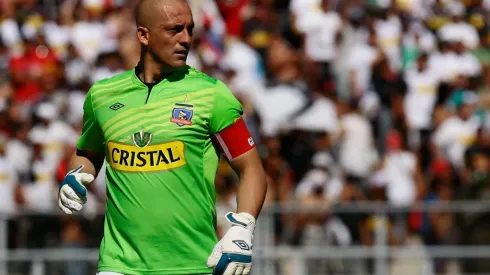 Eduardo Lobos en el arco de Colo Colo
