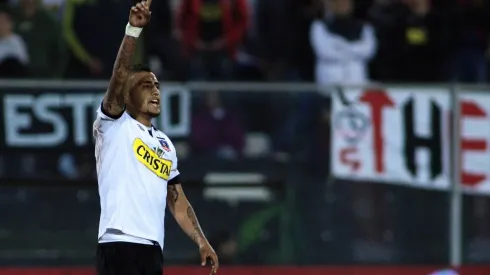 Arturo Vidal en un partido amistoso con la camiseta de Colo Colo