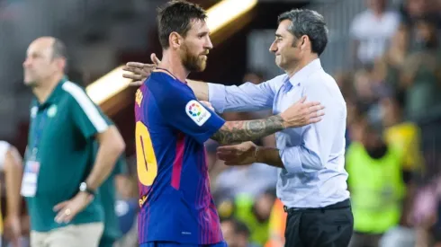 Messi y Valverde se dan un abrazo cuando el DT dirigía al Barca