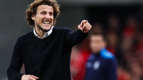 Diego Forlán dirigiendo a Peñarol frente a Atlético Paraenense