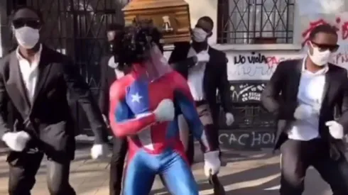 El meme del momento se hizo realidad en las calles de Santiago.