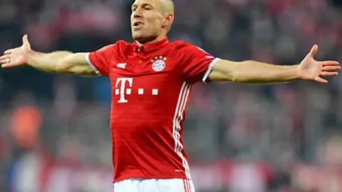 Robben afirma que está analizando salir del retiro y volver al fútbol.
