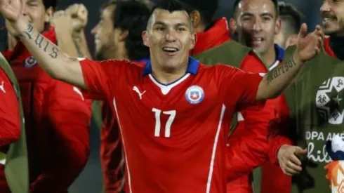 Medel dona su camiseta a la Cruz Roja.