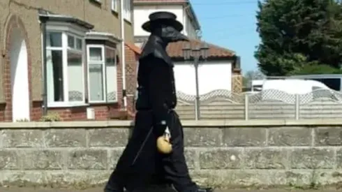 El bromista recorre las calles caracterizado de médico de la peste negra.