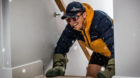 Ed Jackson escaló 89 mil peldaños en su casa, equivalente al Monte Everest, por una buena causa.