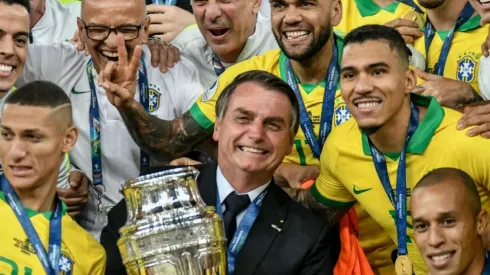Bolsonaro junto al plantel ganador de la Copa América