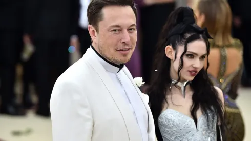 Elon Musk y Grimes habrían bautizado a su hijo como X Æ A-12 Musk.