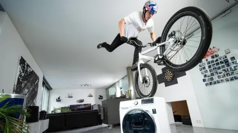 Fabio Wibmer usó su imaginación y los elementos de su casa para realizar esta increíble producción en cuarentena.