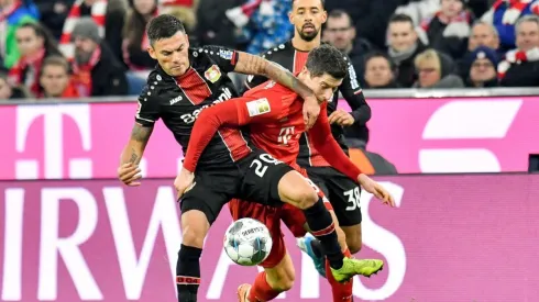 Charles Aránguiz disputando el balón con Lewandowski