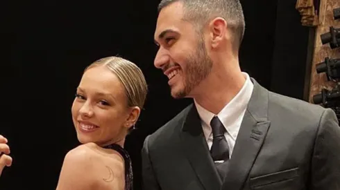 Alejandro Speitzer y Ester Expósito disfrutando juntos.