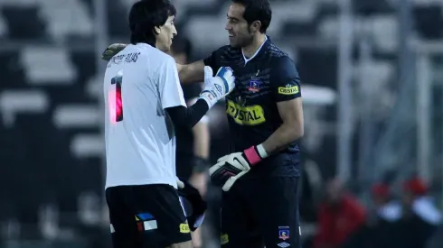 Claudio Bravo reemplazando a Rojas en un partido de homenaje.