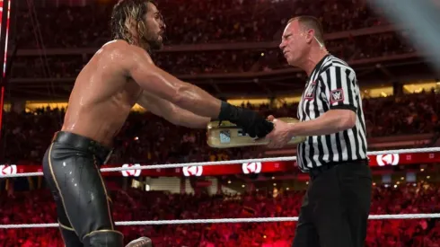 Seth Rollins cobra el maletín en WrestleMania