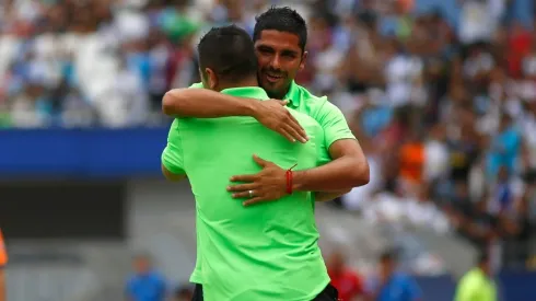 Miguel Riffo se abraza con Héctor Tapia en la banca de Colo Colo