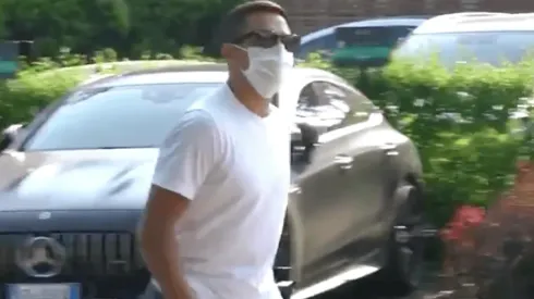 Alexis llega al Inter con mascarilla y lentes
