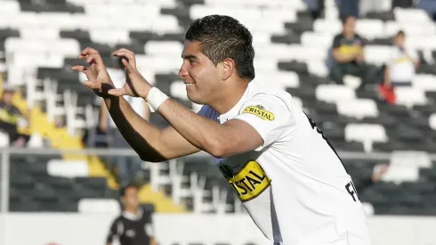 Felipe Flores festejando un gol con la camiseta de Colo Colo