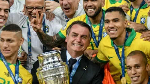 Bolsonaro junto a la Copa América que ganó su país en 2019