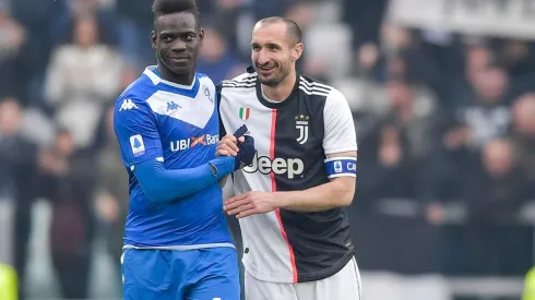 Balotelli enfrentando a Chiellini en la Serie A