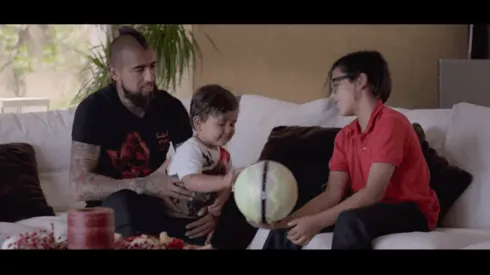 Arturo Vidal aparece en compañía de sus hijos en la serie de Barcelona en Netflix