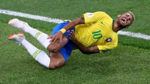 Neymar en el suelo.