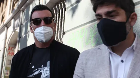 Paredes y Gamadiel García afuera de la Dirección del Trabajo.