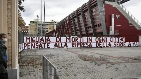 Tifosi del Torino en contra de la vuelta del fútbol