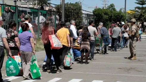 Se han reportado largas filas para ingresar a los supermercados producto de la cuarentena en Santiago.