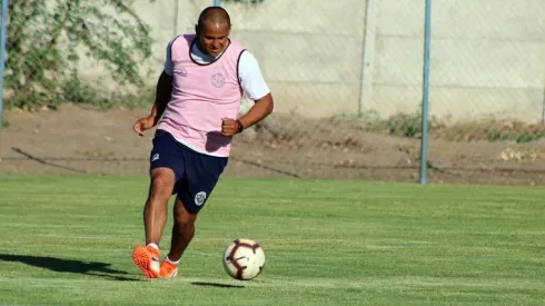 Así entrenaba el Chupete Suazo en Santa Cruz: el delantero tiene 39 años