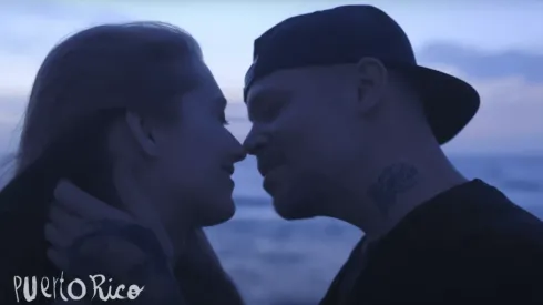 Residente y su pareja, Kasia Marciniak, dan el primer beso en el nuevo clip del artista.