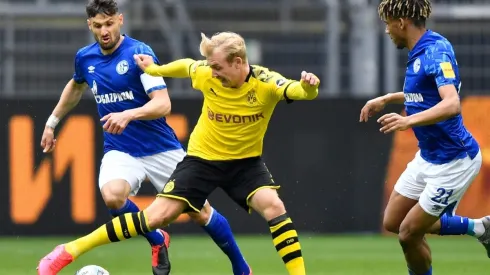 Erling Haaland disputa el balón con Daniel Caligiuri y Jean-Clair Todibo