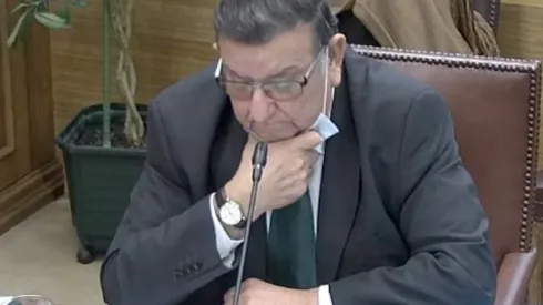 El senador Rabindranath Quinteros estuvo en una sesión completa tosiendo y usando mal la mascarilla.