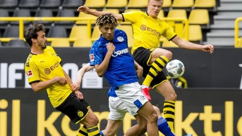 Haaland con Todibo disputando un balón.