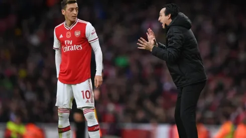 Emery junto a Özil en la Europa League