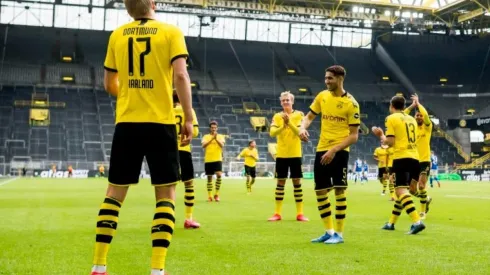 Borussia celebrando el gol de Haaland con distanciamiento y sin hinchas en las gradas.