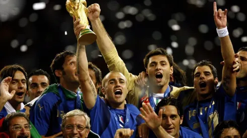 Fabio Cannavaro levantando el trofeo de campeón