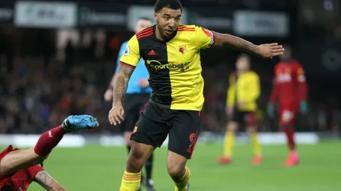 Troy Deeney dominando el balón frente al Liverpool