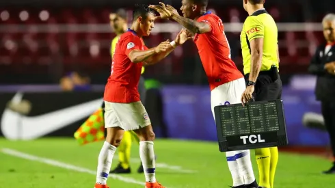Alexis Sánchez junto a Junior Fernándes en la Roja