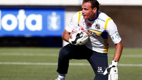 Gustavo Dalsasso en el arco de Everton