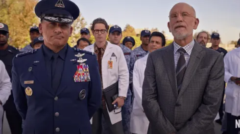 Steven Carrell y John Malkovich en una escena de "Space Force".