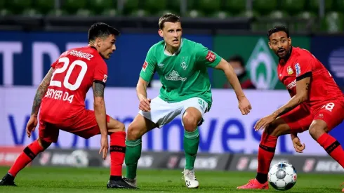 Charles Aránguiz enfrentando al Werder Bremen