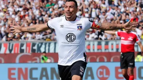 Esteban Paredes festejando el gol del récord