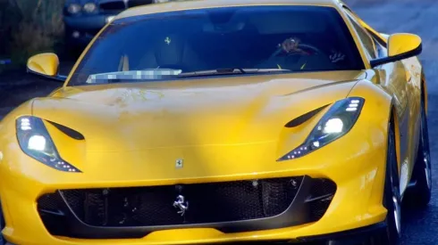 Pogba maneja su flamante Ferrari