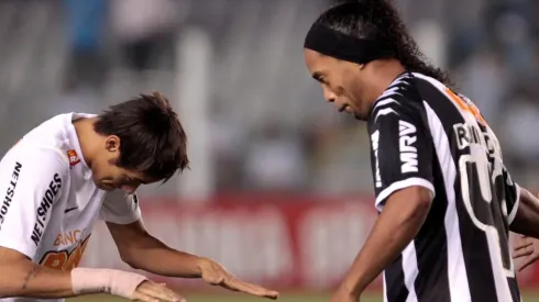 Neymar enfrentando a Ronaldinho en el Torneo Brasileño de 2013