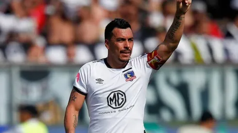 Esteban Paredes festejando su gol histórico